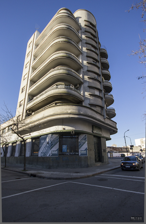 Edificio de Apartamentos y Comercio Guelfi, arq. Vazquez Echeveste Alfredo, 1936, Montevideo, Foto: Nacho Correa 2013.