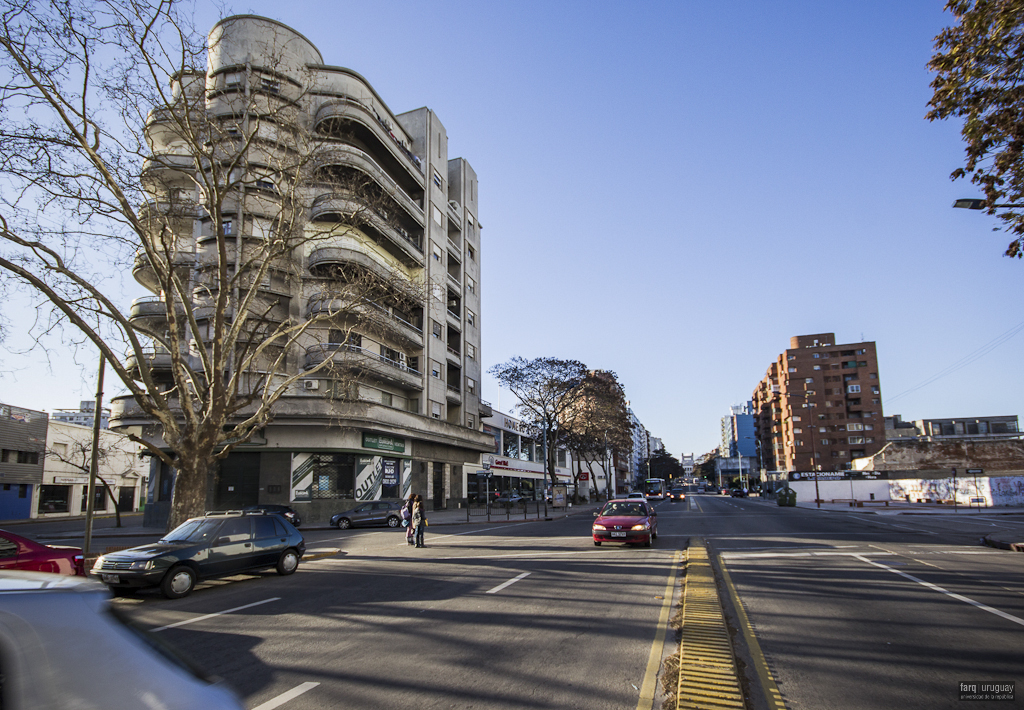 Edificio de Apartamentos y Comercio Guelfi, arq. Vazquez Echeveste Alfredo, 1936, Montevideo, Foto: Nacho Correa 2013.