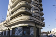 Edificio de Apartamentos y Comercio Guelfi, arq. Vazquez Echeveste Alfredo, 1936, Montevideo, Foto: Nacho Correa 2013.