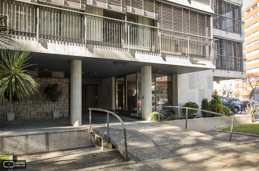 Edificio de Apartamentos HYDE PARK, arq. PINTOS RISSO Walter, 1958, Montevideo, Foto: Silvia Montero 2015