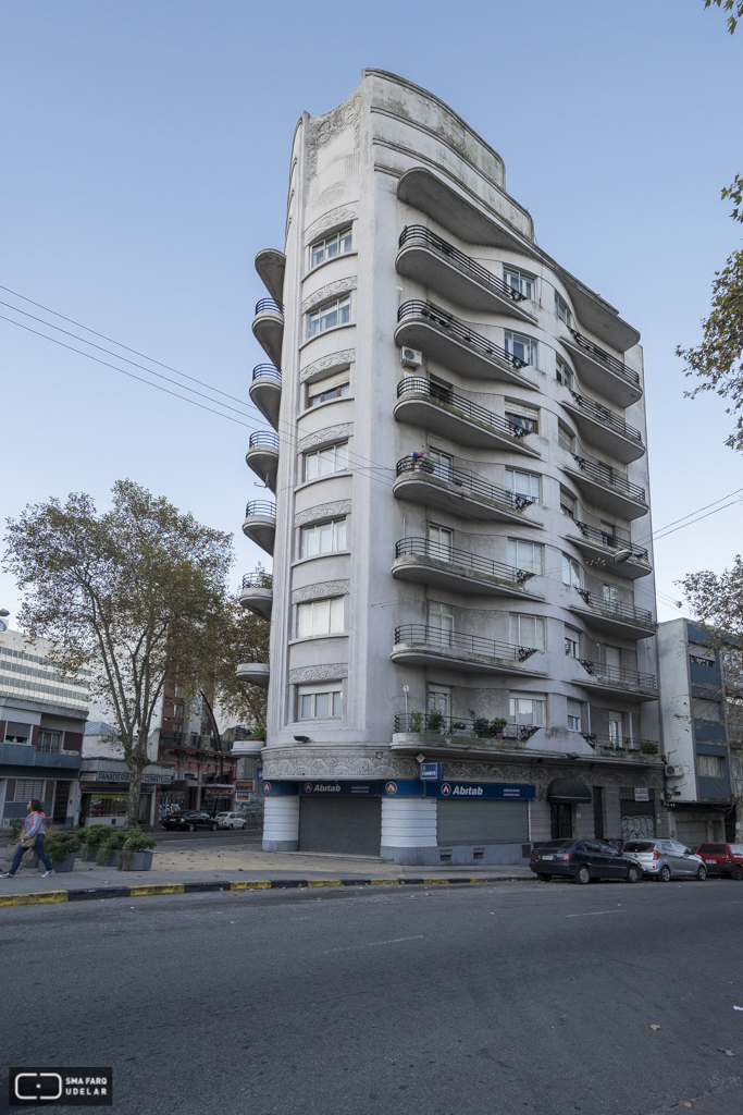 Edificio Lux, Arqs. ISOLA Albérico. ARMAS Guillermo, 1930, Montevideo. Foto Nacho Correa 2015