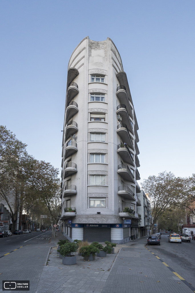 Edificio Lux, Arqs. ISOLA Albérico. ARMAS Guillermo, 1930, Montevideo. Foto Nacho Correa 2015
