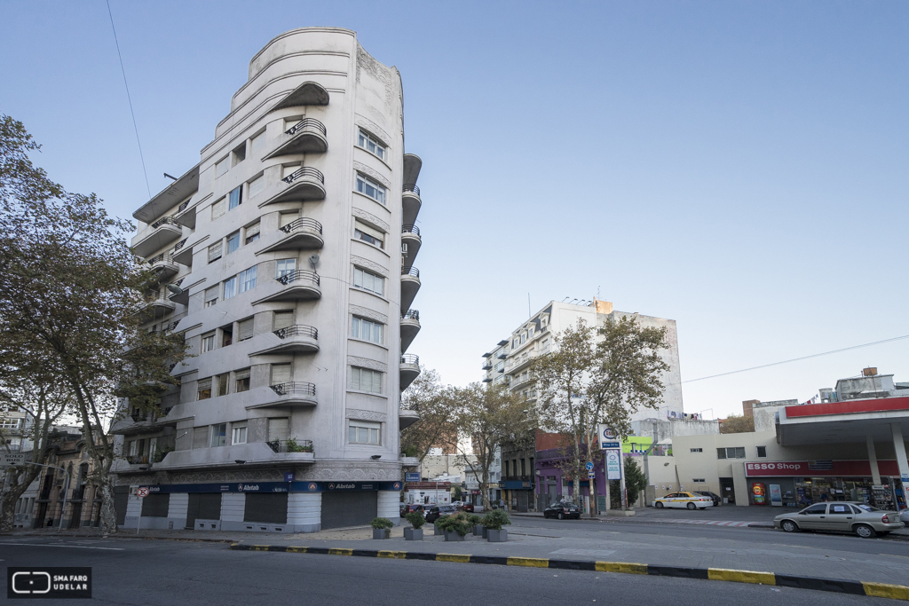 Edificio Lux, Arqs. ISOLA Albérico. ARMAS Guillermo, 1930, Montevideo. Foto Nacho Correa 2015