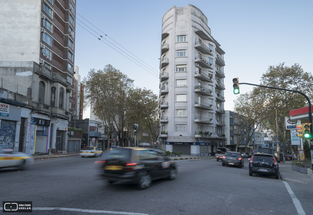 Edificio Lux, Arqs. ISOLA Albérico. ARMAS Guillermo, 1930, Montevideo. Foto Nacho Correa 2015