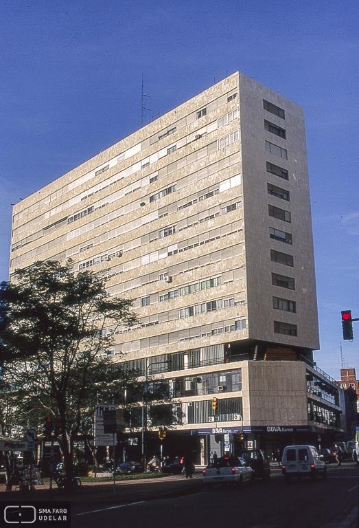 Edificio de Viviendas y Comercio OLIVETTI, arq. PINTOS RISSO, 1959,Montevideo, Foto: Tano Marcovecchio 2001