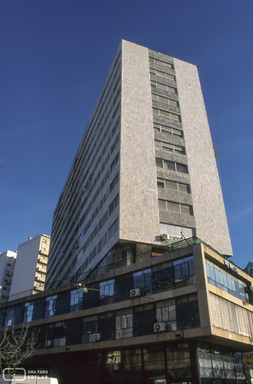 Edificio de Viviendas y Comercio OLIVETTI, arq. PINTOS RISSO, 1959,Montevideo, Foto: Tano Marcovecchio 2001