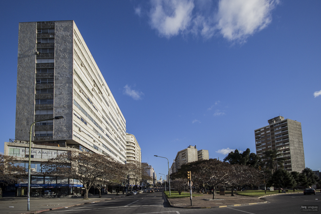 Edificio de Viviendas y Comercio OLIVETTI, arq. PINTOS RISSO, 1959,Montevideo, Foto: Nacho Correa 2014