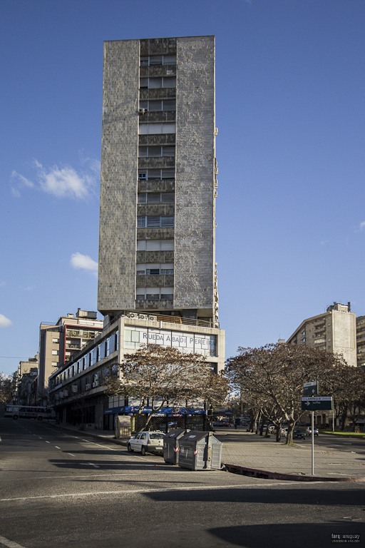 Edificio de Viviendas y Comercio OLIVETTI, arq. PINTOS RISSO, 1959,Montevideo, Foto: Nacho Correa 2014