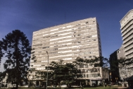 Edificio de Viviendas y Comercio OLIVETTI, arq. PINTOS RISSO, 1959,Montevideo, Foto: Tano Marcovecchio 2001