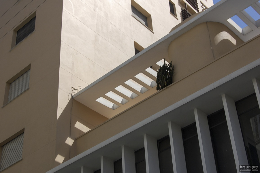 Edificio Ovalle, arq. PINTOS RISSO Walter, 1956, Montevideo, Foto: Tano Marcovecchio 2008.