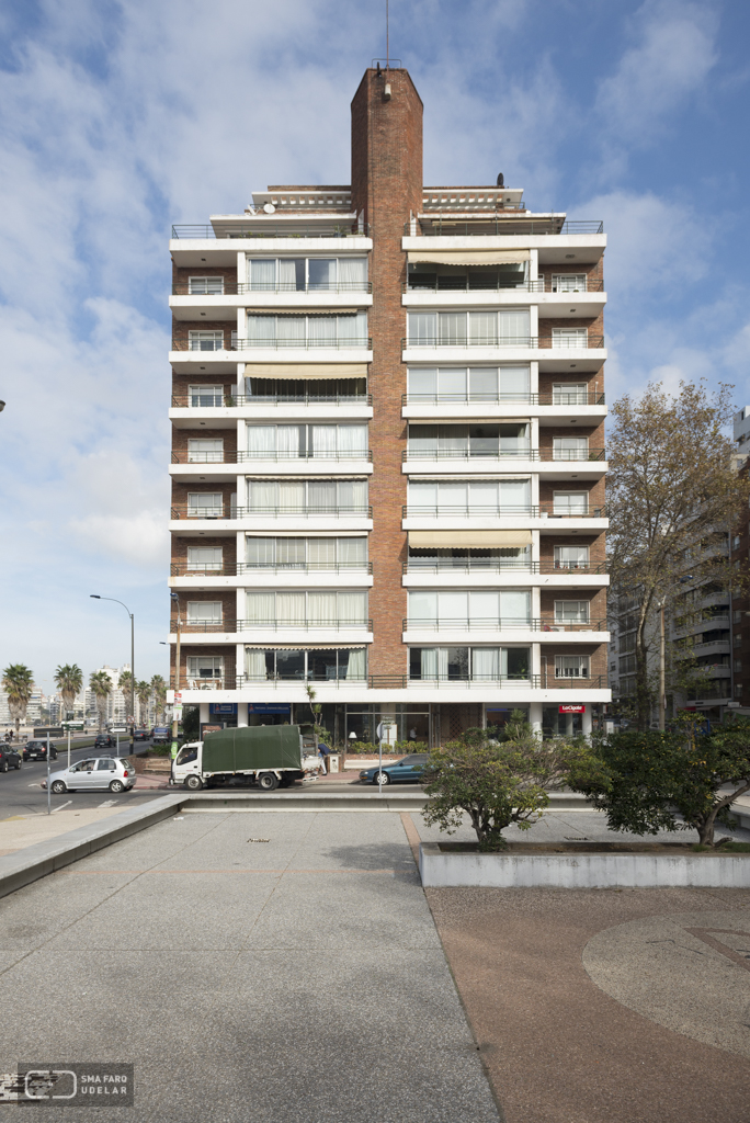 Edificio Pocitos, Arq. Pintos Risso, Montevideo 1951. Foto: Nacho Correa 2015