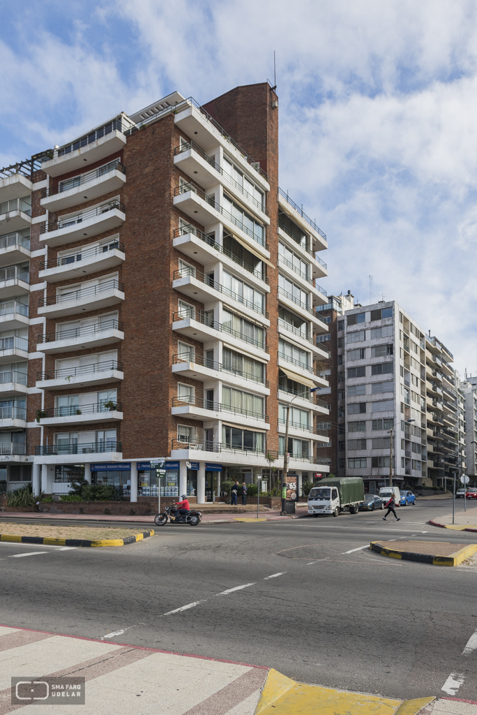 Edificio Pocitos, Arq. Pintos Risso, Montevideo 1951. Foto: Nacho Correa 2015