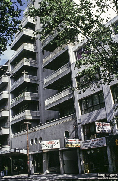 Vivienda de Apartamentos San José, arqs. ETCHEBARNE BIDART Julio y CIURICH Elías, 1934, Montevideo, Foto: Silvia Montero 1994