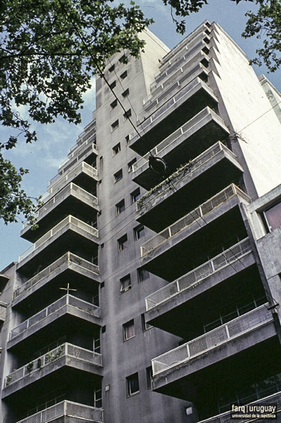 Vivienda de Apartamentos San José, arqs. ETCHEBARNE BIDART Julio y CIURICH Elías, 1934, Montevideo, Foto: Silvia Montero 1994