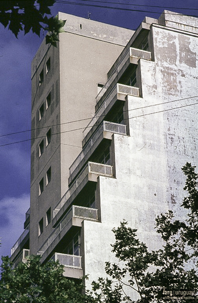 Vivienda de Apartamentos San José, arqs. ETCHEBARNE BIDART Julio y CIURICH Elías, 1934, Montevideo, Foto: Silvia Montero 1994
