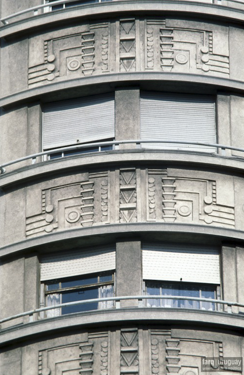 Edificio de apartamentos Tapie, arq. VAZQUEZ ECHEVESTE Alfredo, 1936, Montevideo, Foto: Silvia Montero 1989
