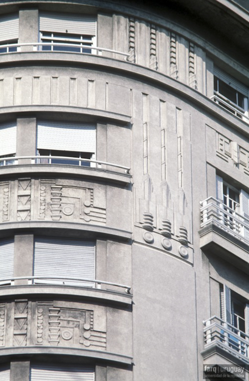 Edificio de apartamentos Tapie, arq. VAZQUEZ ECHEVESTE Alfredo, 1936, Montevideo, Foto: Silvia Montero 1989