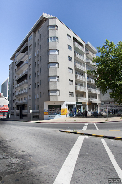 Vivienda de apartamentos Zecchi, arq. FERNANDEZ LAPEYRADE, 1943, Montevideo, Foto: Tano Marcovecchio 2010