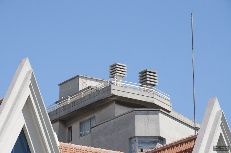 Vivienda de apartamentos Zecchi, arq. FERNANDEZ LAPEYRADE, 1943, Montevideo, Foto: Tano Marcovecchio 2010