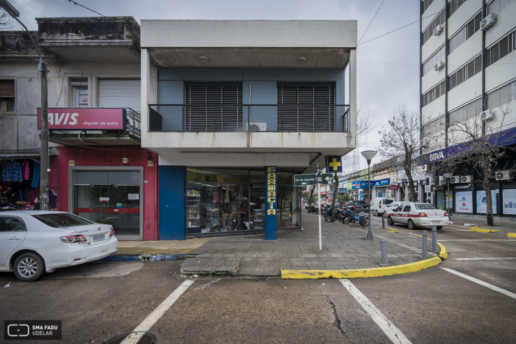 Edificio de Renta y Farmacia Nueva, arq. RÍOS DEMALDE, Lucas, Tacuarembó, Uy. 1961. Foto: Nacho Correa 2016