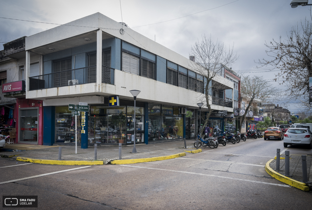 Edificio de Renta y Farmacia Nueva, arq. RÍOS DEMALDE, Lucas, Tacuarembó, Uy. 1961. Foto: Nacho Correa 2016