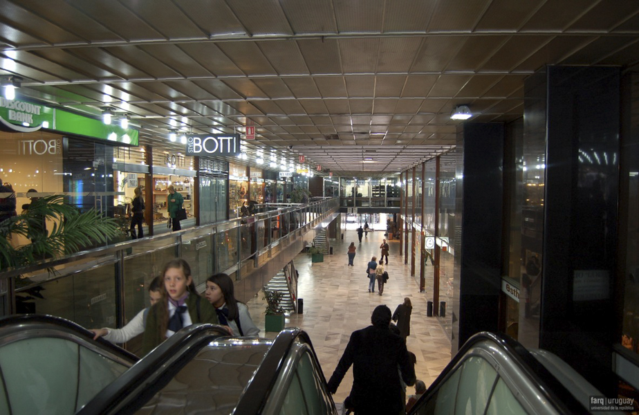 Galería Comercial Edificio del Notariado, arqs. BARAÑANO, BLUMSTEIN, FERSTER, RODRIGUEZ OROZCO, 1962, Montevideo, Foto: Tano Marcovecchio 2007