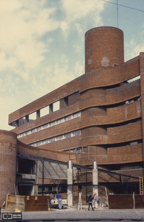 Sanatorio Médica Uruguaya, Arqs. CHAPPE Walter y POZZI Adolfo, 1976, Montevideo, foto: Danaé Latchinian 1998