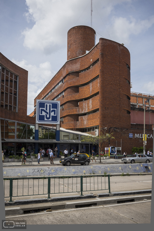 Sanatorio Médica Uruguaya, Arqs. CHAPPE Walter y POZZI Adolfo, 1976, Montevideo, foto: Nacho Correa 2014