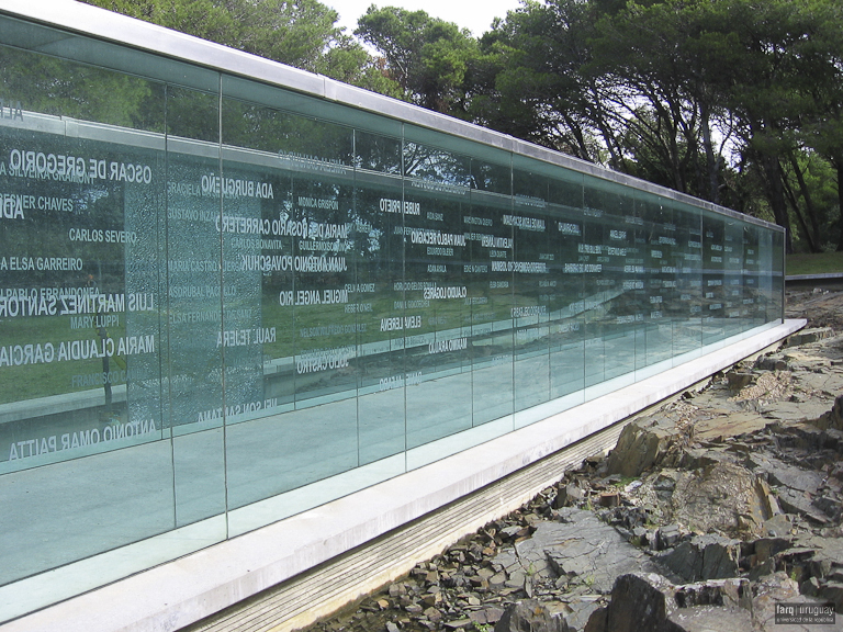 Memorial de los Desaparecidos, arqs. KOHEN Martha y OTERO Ruben, Parque Vaz Ferreira, Cerro, 1998 (concurso), Foto: Andrea Sellanes 2014