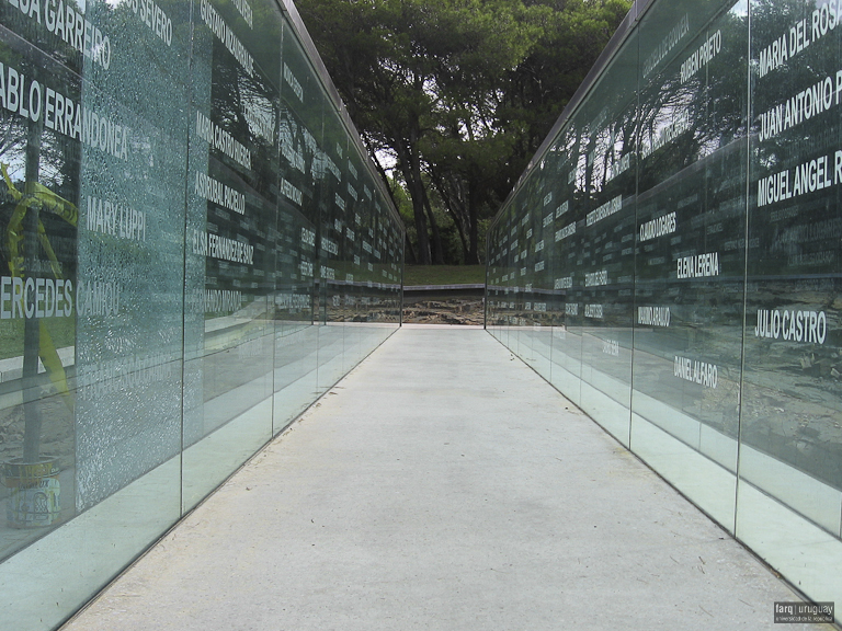 Memorial de los Desaparecidos, arqs. KOHEN Martha y OTERO Ruben, Parque Vaz Ferreira, Cerro, 1998 (concurso), Foto: Andrea Sellanes 2014