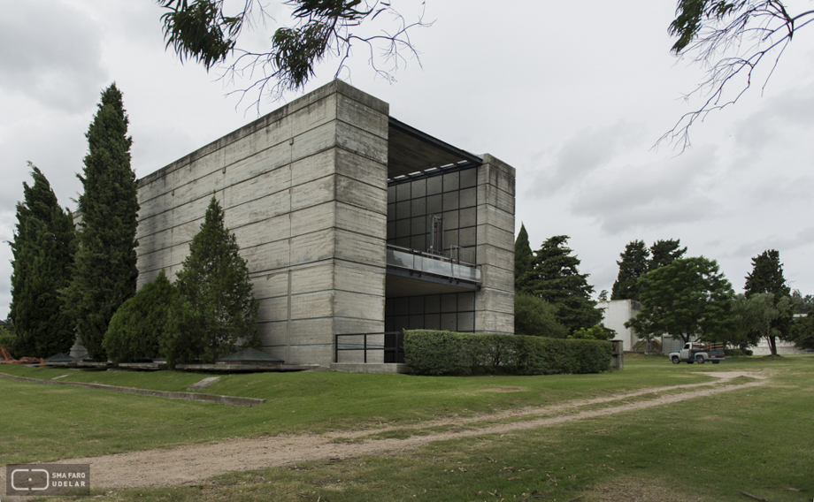 Panteón Bancario, arqs. BARREIRA M., COMERCI F., SCHEPS G., 1989 (concurso), Montevideo, Foto: Andrea Sellanes 2014