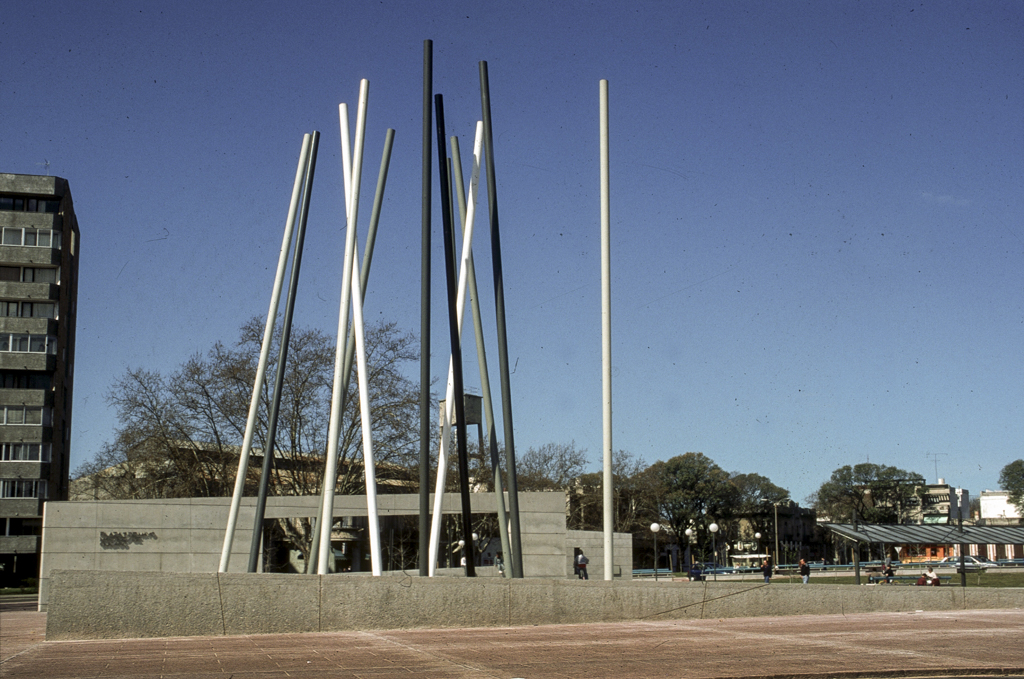 Plaza 1º de Mayo, arq. COMERCI Francesco, 1996, Montevideo, Foto: Silvia Montero 1999