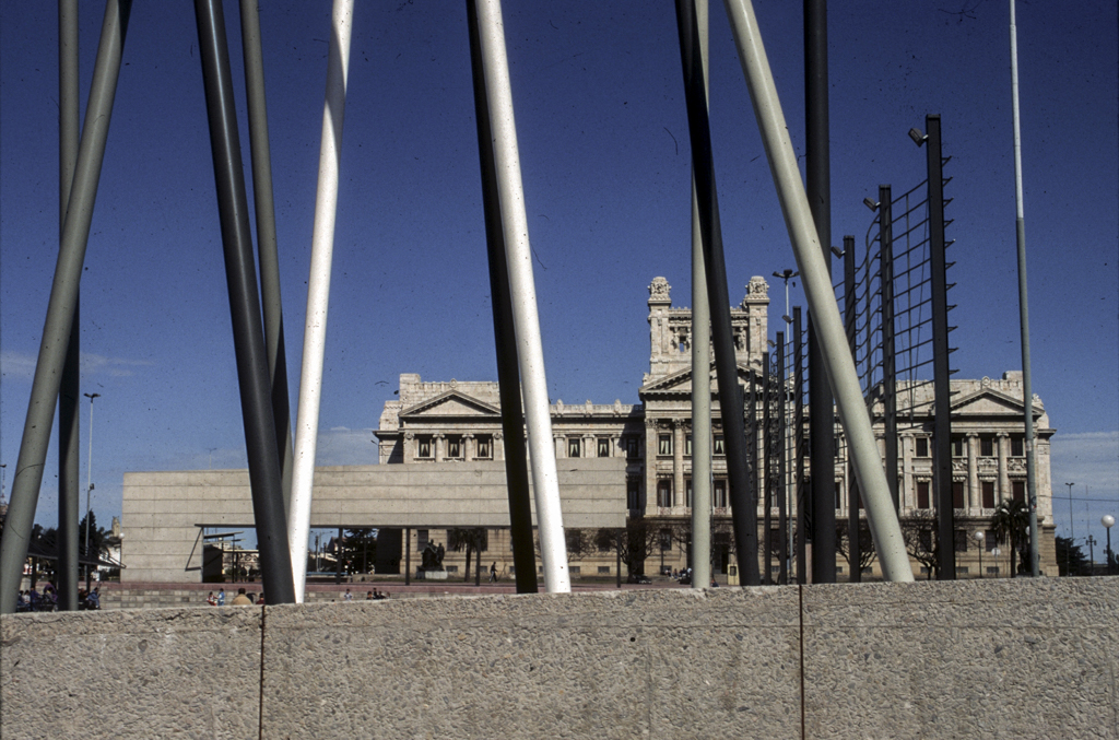 Plaza 1º de Mayo, arq. COMERCI Francesco, 1996, Montevideo, Foto: Silvia Montero 1999