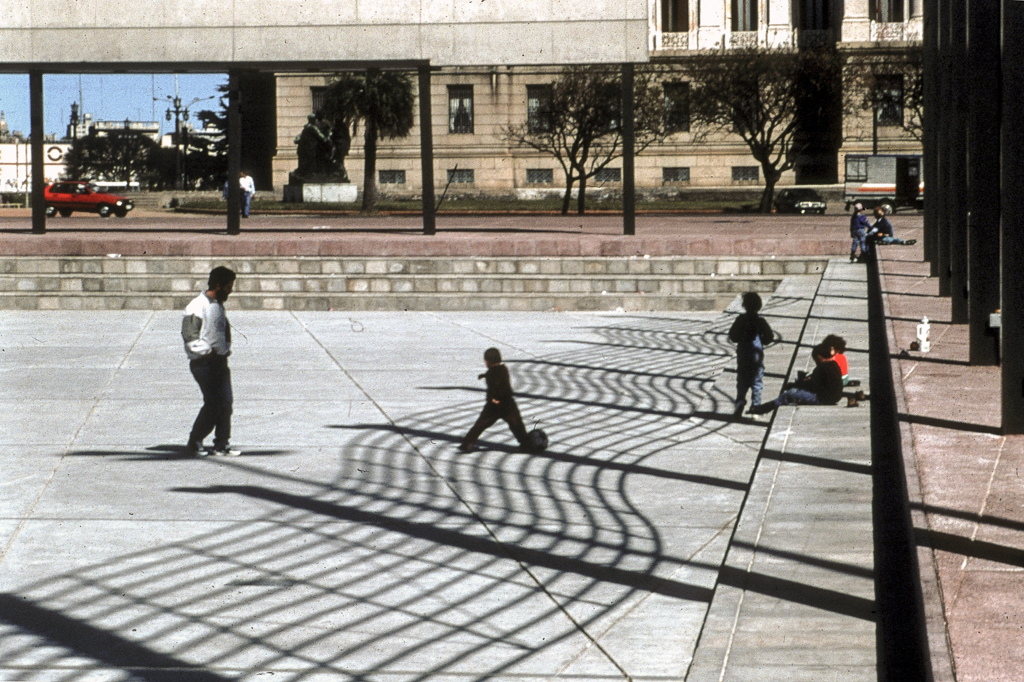 Plaza 1º de Mayo, arq. COMERCI Francesco, 1996, Montevideo, Foto: Silvia Montero 1999