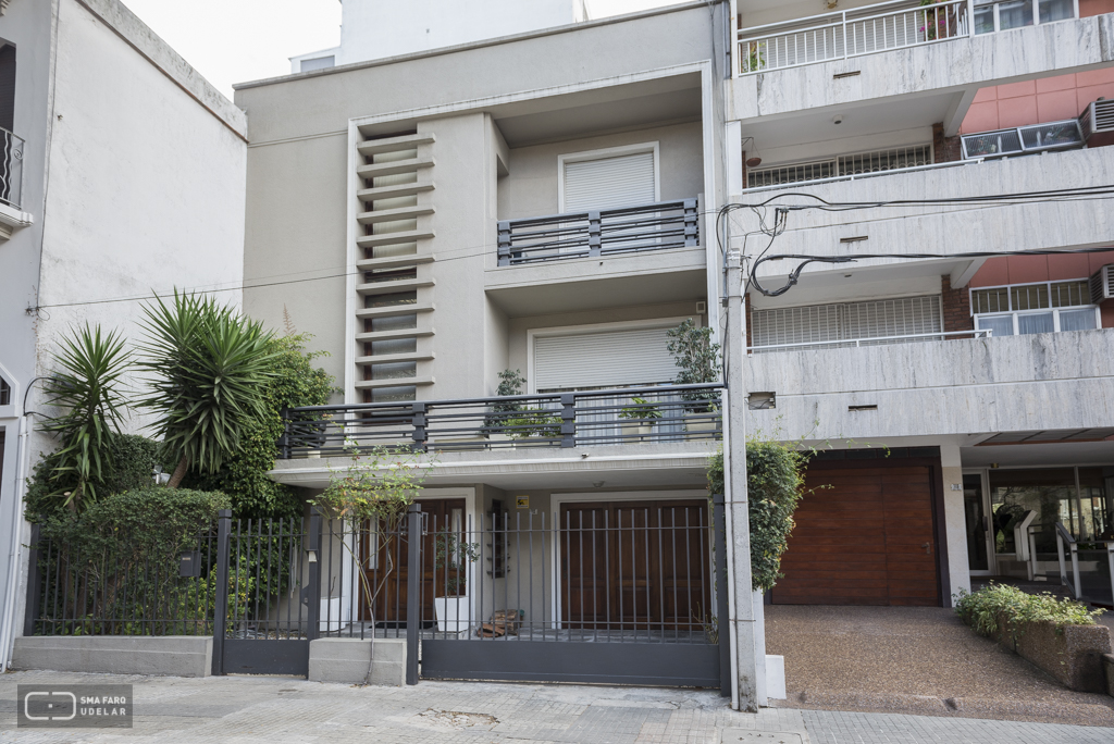 Vivienda en Tomás Diago, Arqs. De los Campos - Puente - Tournier, Montevideo. Foto: Nacho Correa 2015