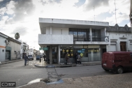 Dos Viviendas y Comercio Sr. Jairalah, arqs. BASIL / VIOLA, Minas, Lavalleja, Uy. Foto: Silvia Montero 2016.