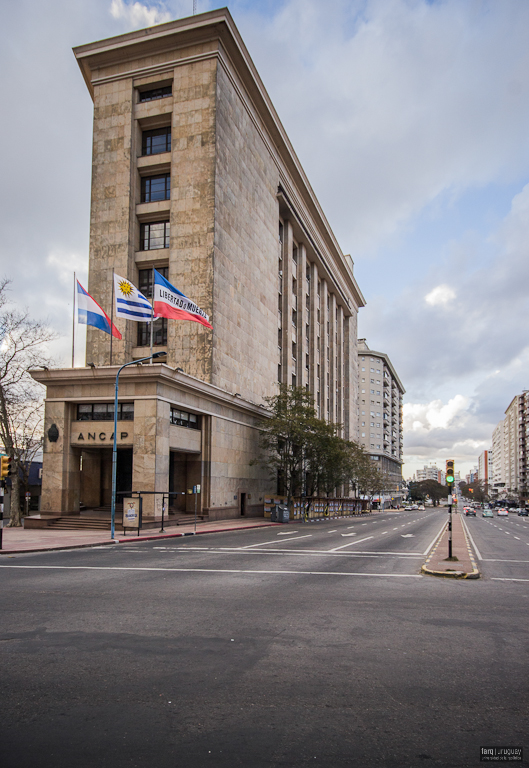 Edificio Administrativo Central ANCAP, arq. LORENTE ESCUDERO, R. , Montevideo, Uy. 1938. Foto:Nacho Correa.