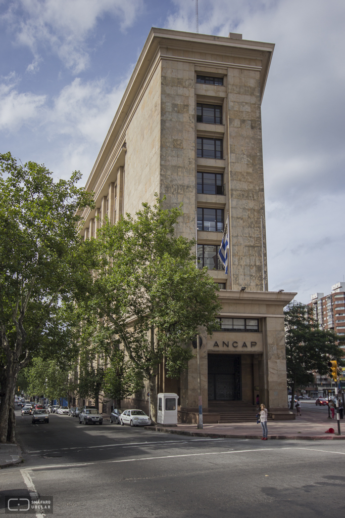 Edificio Administrativo Central ANCAP, arq. LORENTE ESCUDERO, R. , Montevideo, Uy. 1938. Foto:Nacho Correa.