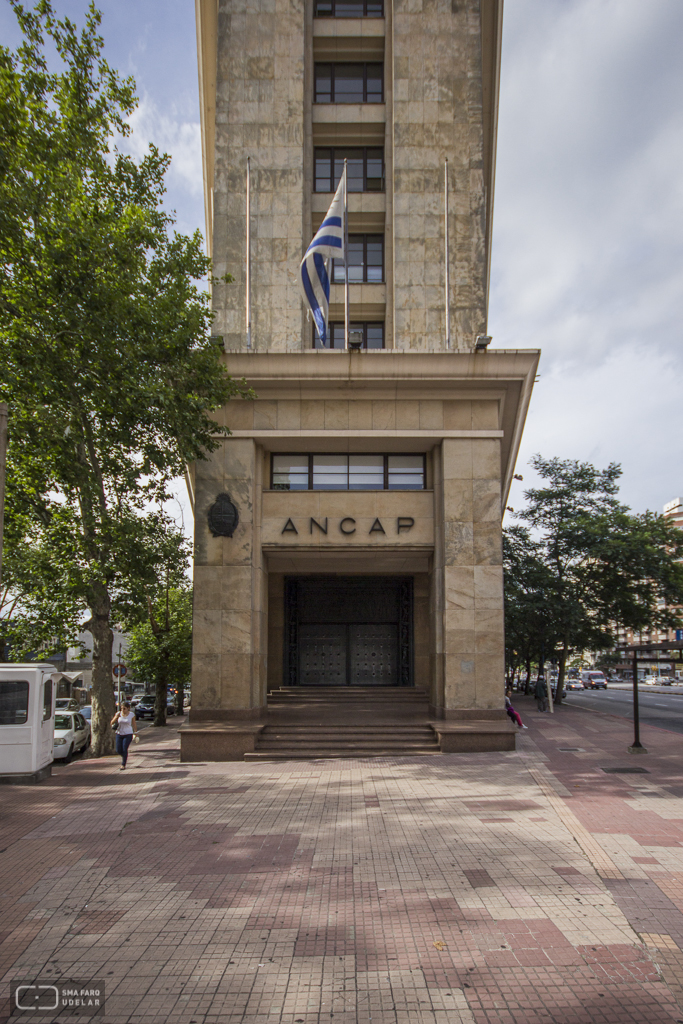 Edificio Administrativo Central ANCAP, arq. LORENTE ESCUDERO, R. , Montevideo, Uy. 1938. Foto:Nacho Correa.