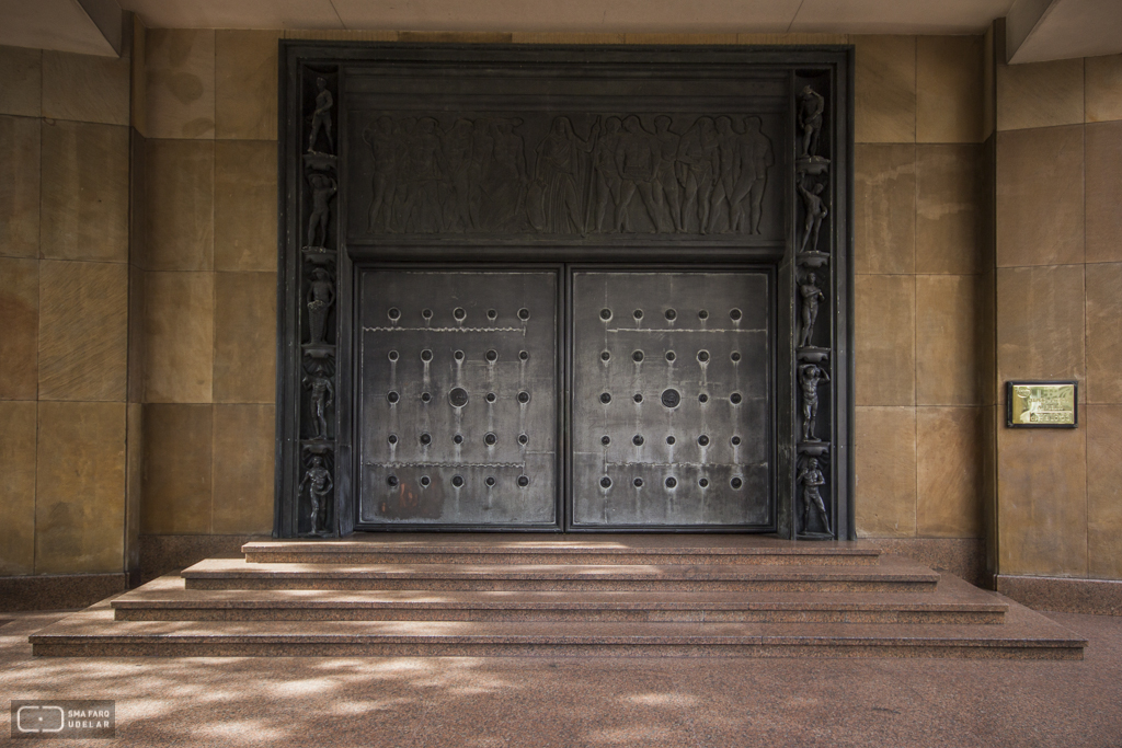 Edificio Administrativo Central ANCAP, arq. LORENTE ESCUDERO, R. , Montevideo, Uy. 1938. Foto:Nacho Correa.