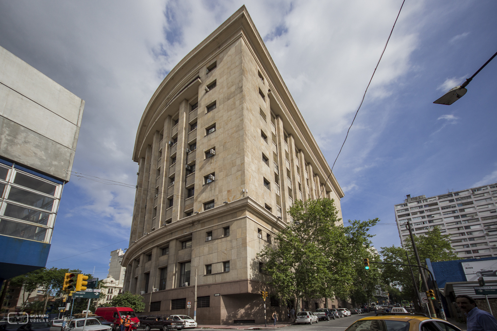 Edificio Administrativo Central ANCAP, arq. LORENTE ESCUDERO, R. , Montevideo, Uy. 1938. Foto:Nacho Correa.