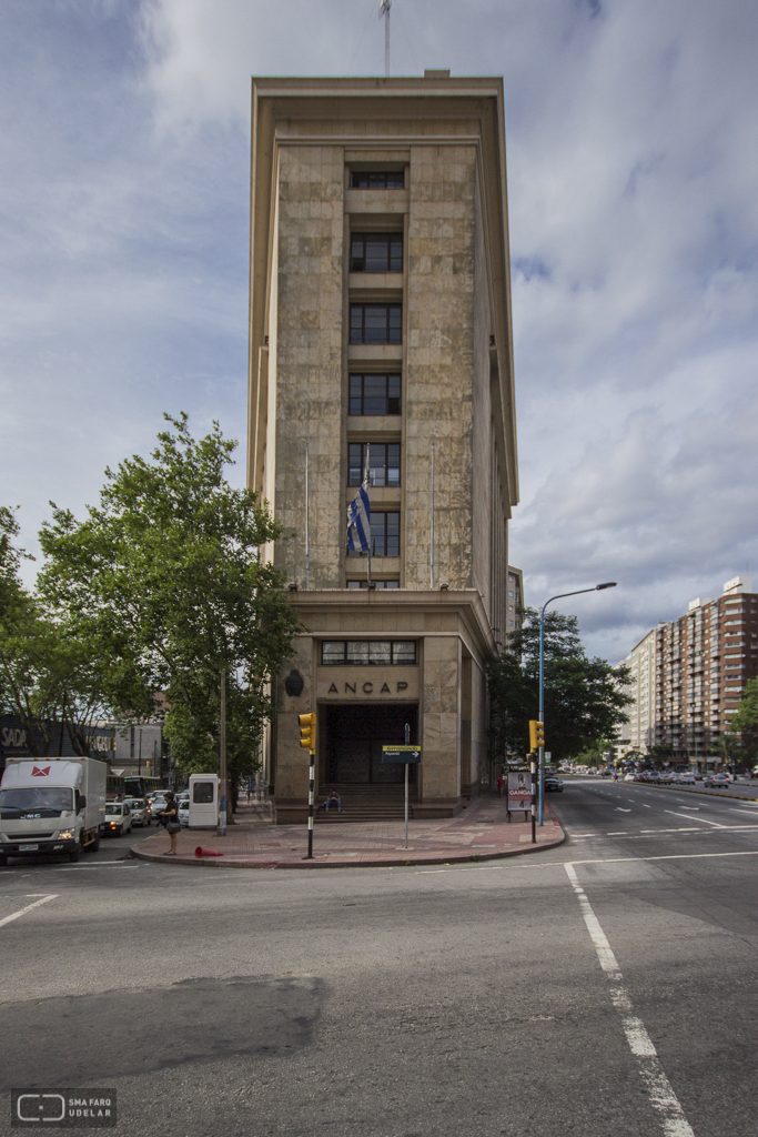 Edificio Administrativo Central ANCAP, arq. LORENTE ESCUDERO, R. , Montevideo, Uy. 1938. Foto:Nacho Correa.