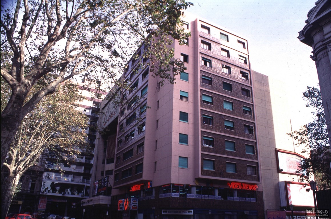 Cines Plaza y Central, arq. LORENTE ESCUDERO, R. , Centro, Montevideo, Uy. 1947. Foto:Verónica Solana .