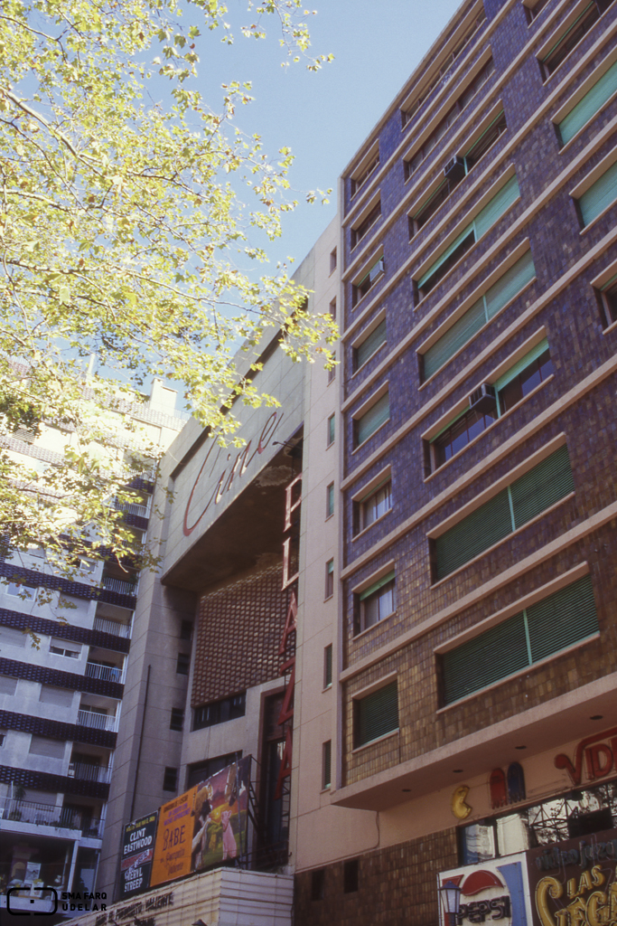 Cines Plaza y Central, arq. LORENTE ESCUDERO, R. , Centro, Montevideo, Uy. 1947. Foto: Carlos Pazos.