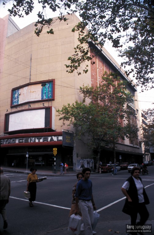 Cines Plaza y Central, arq. LORENTE ESCUDERO, R. , Centro, Montevideo, Uy. 1947. Foto: Archivo SMA Donación Archivo personal del autor.