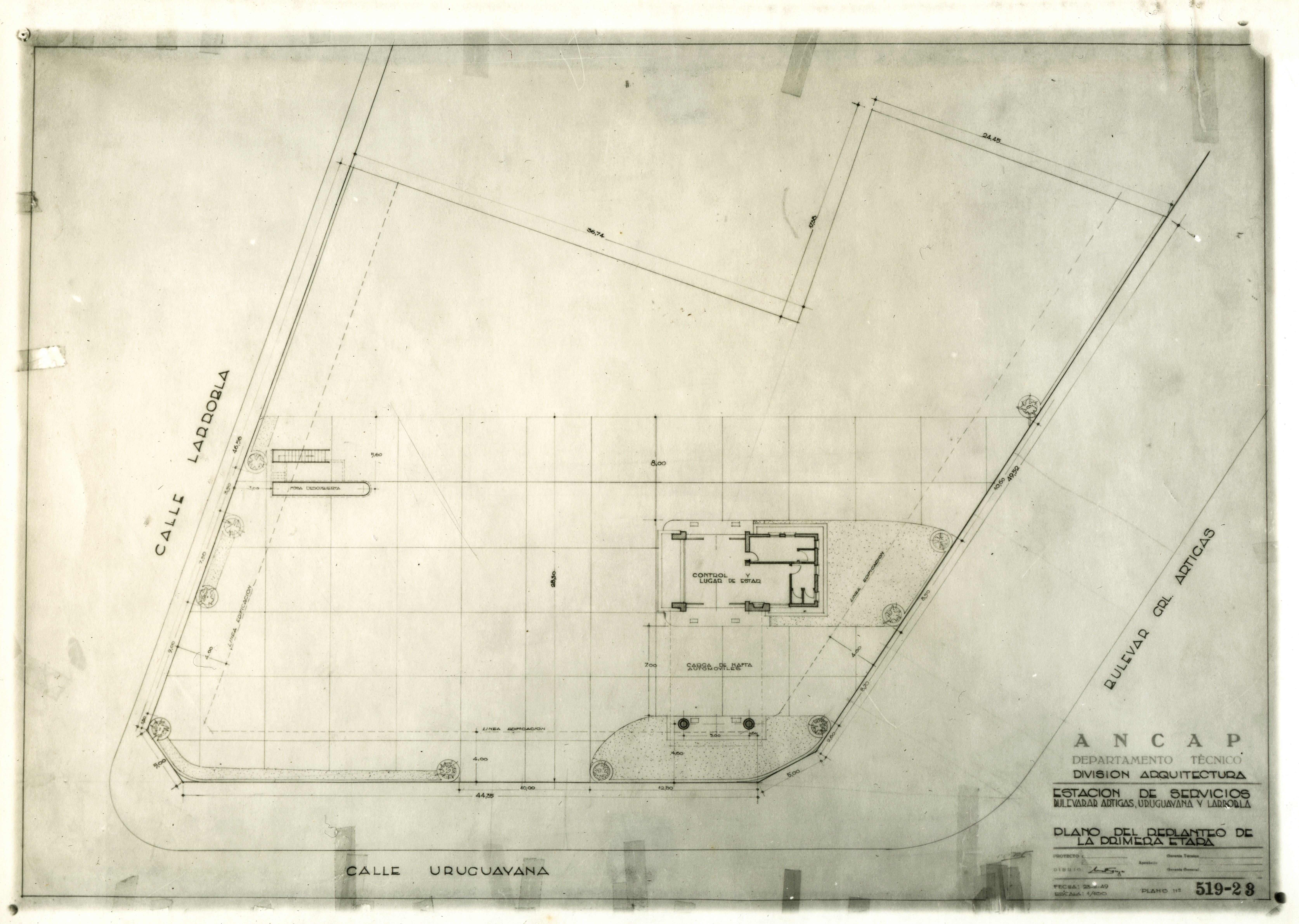 Estación de servicio Uruguayana y Bulevar Artigas ANCAP, arq. LORENTE ESCUDERO, R. , Capurro, Montevideo, Uy. 1942. Foto: Archivo SMA, Donación Archivo personal del autor.