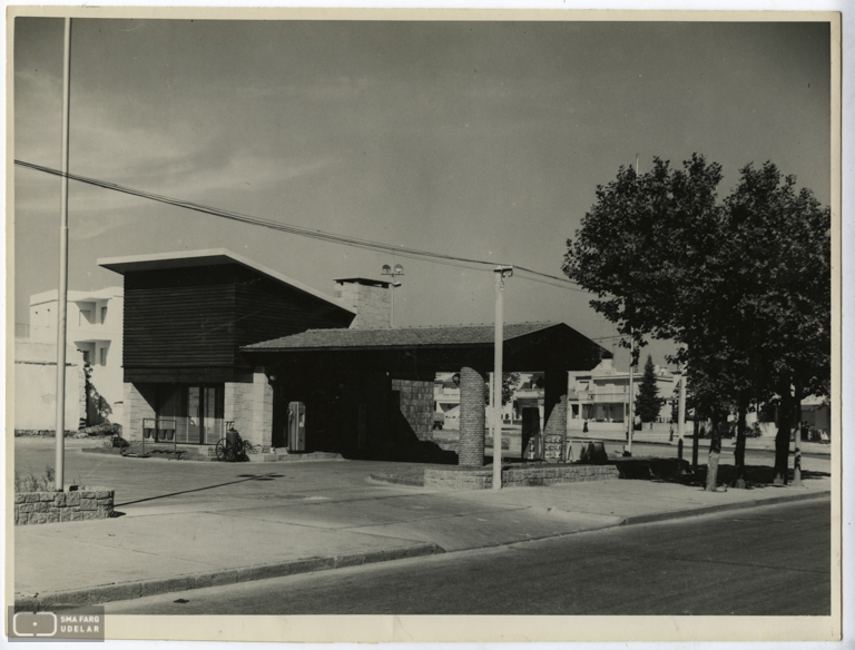 Estación de servicio Uruguayana y Bulevar Artigas ANCAP, arq. LORENTE ESCUDERO, R. , Capurro, Montevideo, Uy. 1942. Foto: Archivo SMA, Donación Archivo personal del autor.