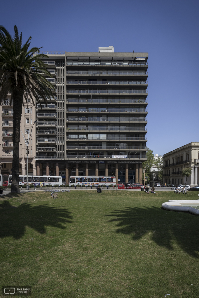 Edificio Martinez Reina, Arqs. LORENTE ESCUDERO, R. TARABAL, J. Montevideo, Uy. 1957. Foto: Nacho Correa 2016