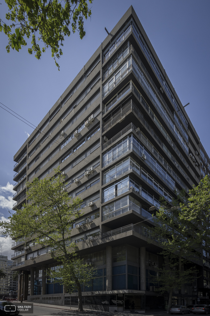 Edificio Martinez Reina, Arqs. LORENTE ESCUDERO, R. TARABAL, J. Montevideo, Uy. 1957. Foto: Nacho Correa 2016