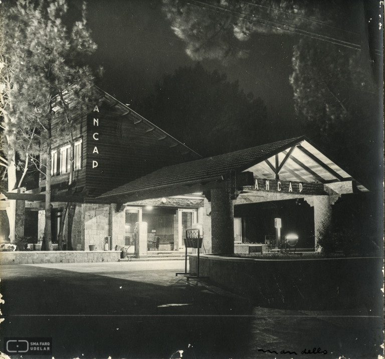 Estación de Servicio Arocena ANCAP, arq. LORENTE ESCUDERO, R. , Carrasco, Montevideo, Uy. 1943. Foto: Archivo SMA, Donación Archivo personal del autor.